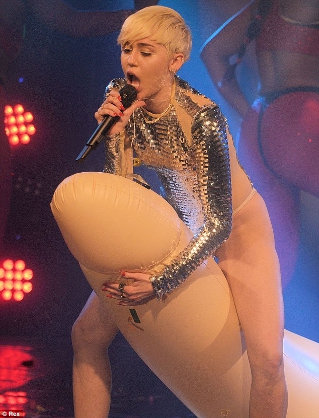 
	
	Những yếu tố bị "cộp mác" nhạy cảm trong concert của Miley.